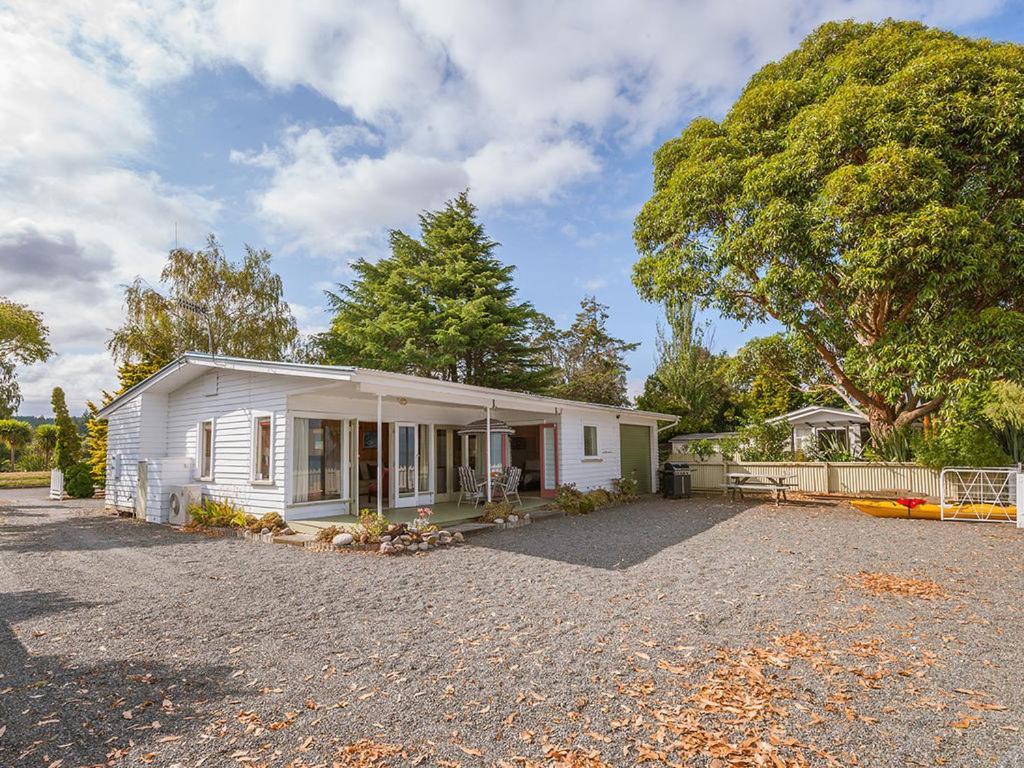 Lake Edge Cottage - Waitahanui Holiday Home Eksteriør billede